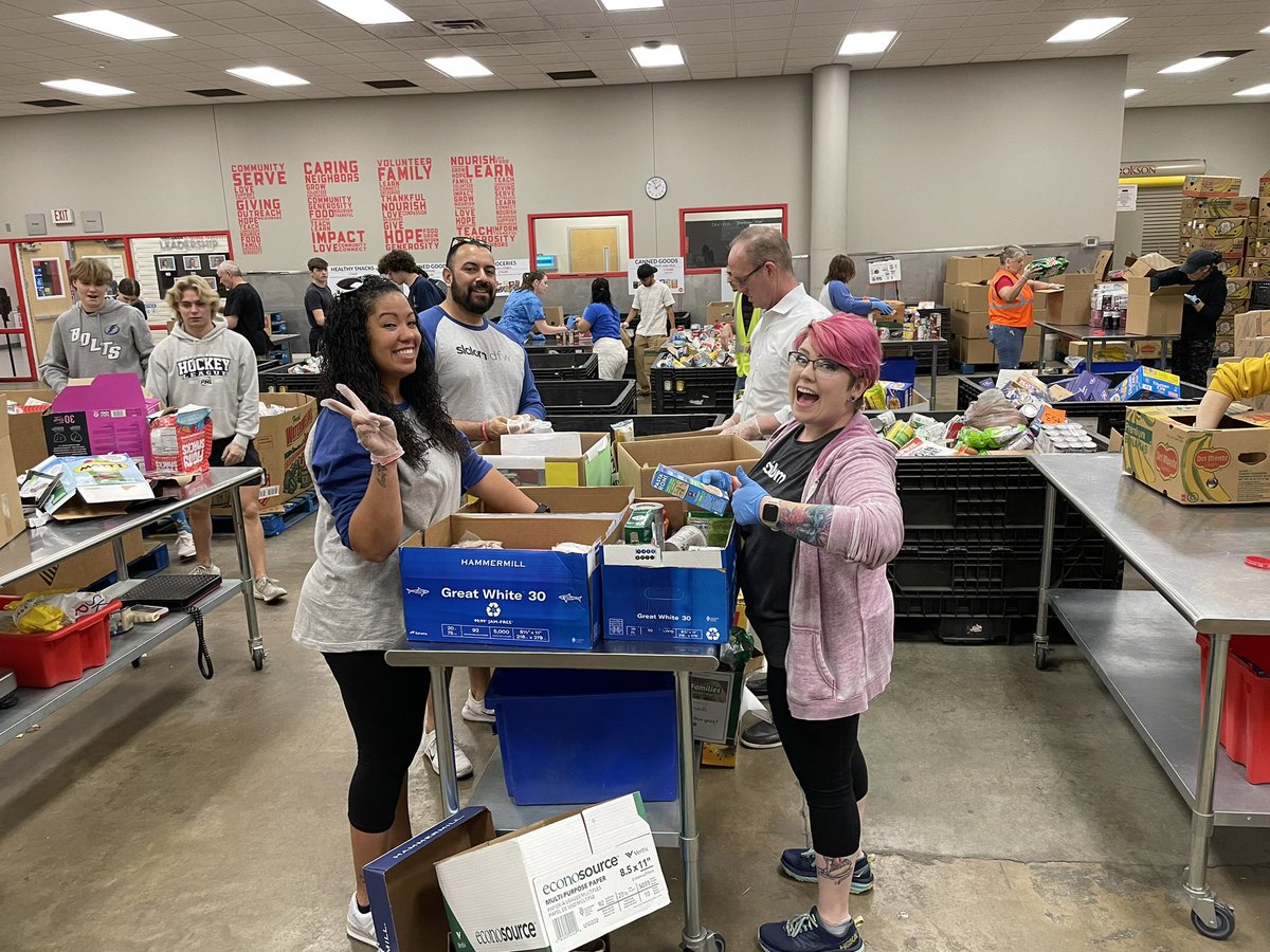 a_kulk's tweet photo. It was such a great feeling to give back to the community🙌🏼  Thanks @Slalom.org for showing up strong https://t.co/LNsnF2AQjM