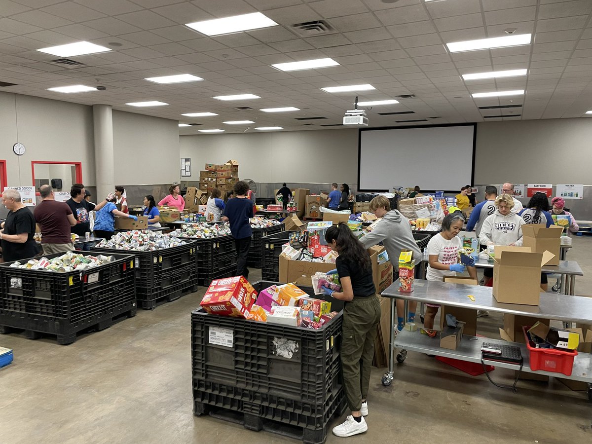 a_kulk's tweet photo. It was such a great feeling to give back to the community🙌🏼  Thanks @Slalom.org for showing up strong https://t.co/LNsnF2AQjM
