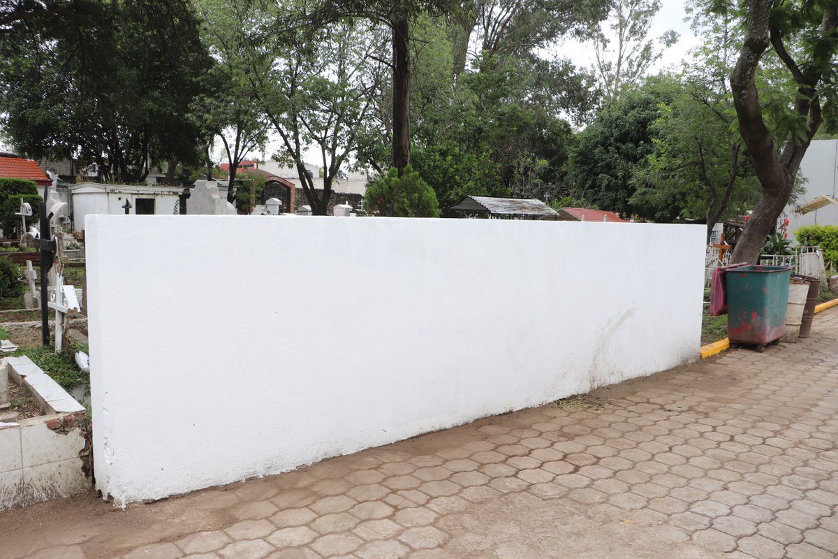 En los últimos meses, nos hemos preocupado por darles una imagen digna a nuestros cementerios. 

En esta ocasión, rehabilitamos el Panteón de Santa María Tepepan con trabajos en los sanitarios, aplicación de pintura de fachada, columbario y entrada principal.