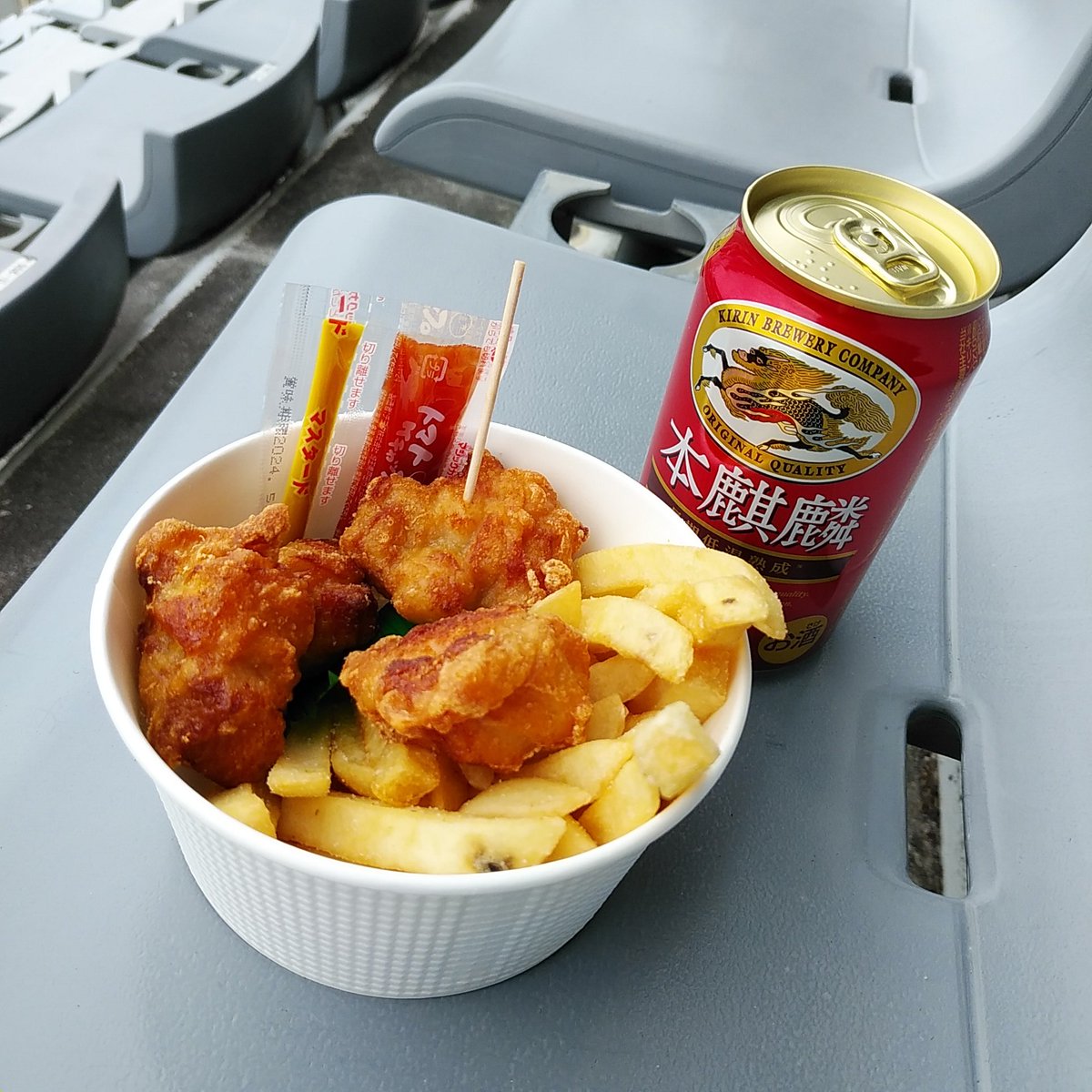 kawausoya_y36's tweet photo. ☺
#朝ゴハン
#富士スピードウェイ 🏁
#MamasKitchen
#おつまみセット 550円
#ヴィール
#あーさーかーらーゴキゲン~😋
#でも…
#かーなーりーさむーい😵 https://t.co/CUBs8ifI5M