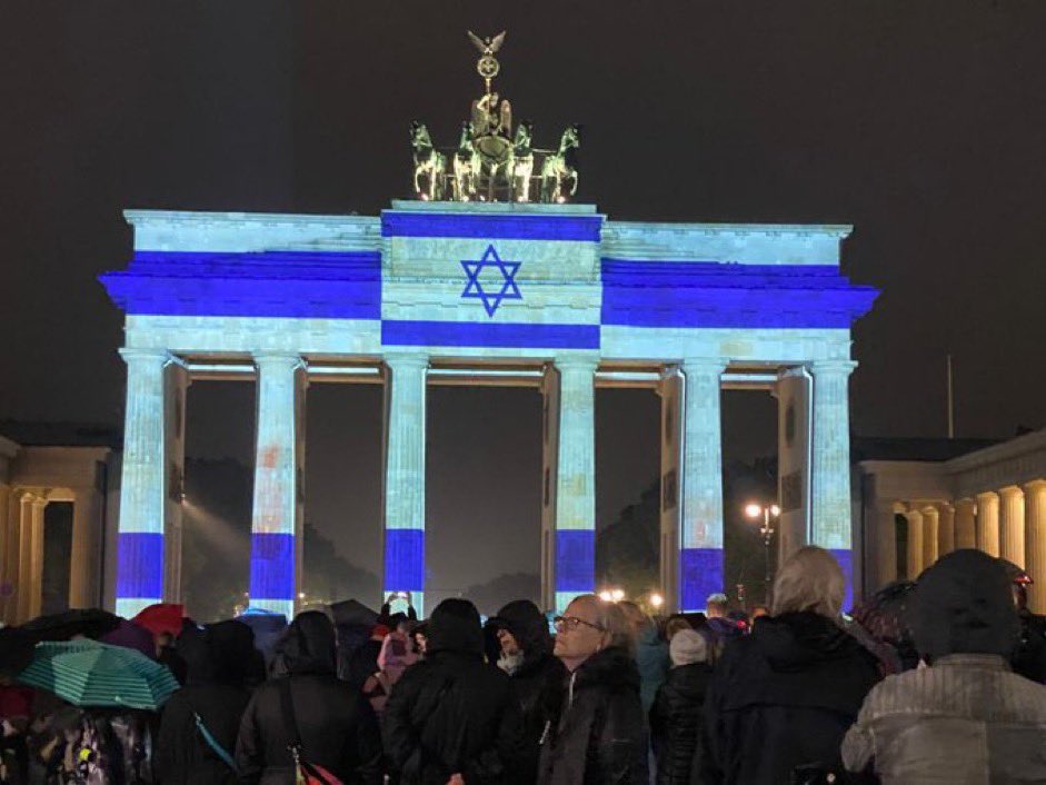 MaxKaiser75's tweet photo. La Puerta de Brandemburgo en Berlín el día de hoy

El gobierno Alemán es perfectamente claro en su postura de rechazo al ataque terrorista y en su apoyo al Estado democrático de Israel 

¿Alguna vez imaginaron ver esta imagen?🙏🏻👇🏼 https://t.co/TrQ5QYlLLS