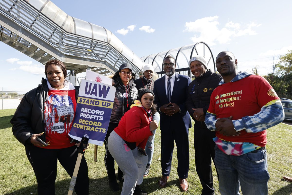 Labor is the backbone of our country. And that backbone will not break. 

<a href="/UAW/">UAW</a>, Chicago stands in solidarity with your fight for living wages, retirement security, better working conditions and the respect and dignity that you deserve.

And when we fight, we win.

#StandUpUAW