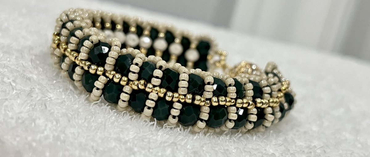 Antique Green & Beige Crystals Beaded Reversible Wedding Bracelet 🔥🎁🥰😍 sumaircraftybeads.com/shop/ols/produ… #weddingbracelet #antiquegreen #giftideas #giftforher #beigebracelet #greenbracelet #reversiblebracelet #reversible #beige