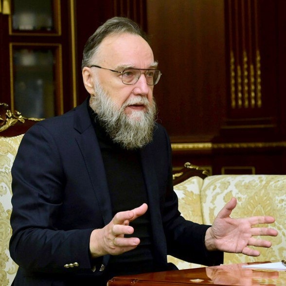 ElNecio_Cuba's tweet photo. El análisis geopolítico y religioso del filósofo ruso Alexander Dugin sobre el conflicto [IMPERDIBLE] 🇵🇸🇮🇱👇

• Una escalada en Israel podría provocar una reacción en cadena. Los palestinos no tienen ninguna posibilidad en una guerra así, porque no pueden destruir a Israel ni infligirle una derrota militar significativa. Pero Israel tampoco tiene nada por qué luchar.  Palestina es formalmente territorio israelí, que no controla y no puede controlar bajo ninguna circunstancia. También es imposible destruir físicamente a todos los palestinos.

• Si estuviéramos en una situación internacional diferente, los palestinos podrían contar con la compasión de la izquierda internacional, pero Estados Unidos está dirigido por neoconservadores y globalistas. Definitivamente no tienen tiempo para los palestinos.  Aunque las políticas nacionalistas de Israel no se acercan demasiado a ellos.

• Es la reacción en cadena -y sobre todo el comportamiento de los Estados islámicos (principalmente Irán, Turquía, Arabia Saudita, otros países del Golfo y Egipto)- lo que puede convertirse en una continuación lógica en este caso.  Al menos, esto puede haber sido lo que los estrategas de Hamás tenían en mente cuando decidieron iniciar un conflicto.

• La multipolaridad se está fortaleciendo, la intensidad de la hegemonía occidental en los países del colectivo No Occidental se está debilitando.  Los aliados de Occidente en el mundo islámico –principalmente Turquía y los saudíes– no siguen automáticamente todas las órdenes de Washington.  Es en esta situación que el polo islámico, que recientemente se unió de manera demostrativa a los BRICS, pasará la prueba.

• Por supuesto, el conflicto puede expandirse a otros territorios.  Es posible que Irán y Hezbollah se vean arrastrados a él, lo que significa una posible transferencia de operaciones militares a los territorios del Líbano y Siria.  Y en el propio Israel hay suficientes palestinos que odian a los judíos con un odio feroz.  Todo esto puede tener consecuencias impredecibles.

• En mi opinión, Estados Unidos y los globalistas intentarán ahora apagarlo todo, ya que no pueden sacar nada bueno de una mayor escalada. 

• Analogías entre separatismo, irredemismo, etc. ya no están activos en varias regiones del mundo.  Occidente reconoce tanto la unidad territorial como el derecho de los pueblos a la secesión siempre que le resulte beneficioso.  Y no admite cuando no es rentable.  No hay reglas.  De hecho, debemos tratar esto de la misma manera (y lo haremos).  Lo que nos beneficia es correcto.

• En el conflicto palestino-israelí, a Rusia le resulta difícil, al menos por ahora, elegir un solo bando. Hay ventajas y desventajas en cualquier configuración. Existen viejos vínculos con los palestinos y ellos, por supuesto, son las víctimas.  Pero el flanco derecho de Israel también busca aplicar una política neutral y amigable hacia Rusia. Y con esto se desvía de la rusofobia salvaje e inequívoca del Occidente colectivo.

Ahora mucho dependerá de cómo se desarrollen los acontecimientos.

• No debemos perder de vista la dimensión escatológica de los acontecimientos. Los palestinos han llamado a su operación la 'Tormenta de Al-Aqsa', es decir, la tensión en torno a Jerusalén y el horizonte mesiánico (para Israel) de construir el Tercer Templo en el Monte del Templo (imposible sin demoler la Mezquita de Al-Aqsa, un importante santuario musulmán), está creciendo de nuevo. Los palestinos están tratando de encender la sensibilidad escatológica de los musulmanes, tanto los chiítas, cada vez más sensibles a esta cuestión, como los suníes (después de todo, no son ajenos a las razones del fin del mundo y de la batalla final). Israel y el sionismo son el Dajjal de los musulmanes.

• Pronto veremos hasta qué punto esto es grave, pero en cualquier caso está claro que aquellos que ignoran la escatología no entenderán nada sobre la gran política moderna. Y no sólo en Oriente Medio, aunque allí es más evidente.