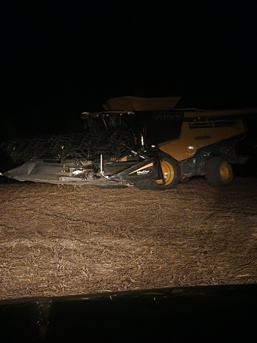 jmen1820's tweet photo. If we didn't have bad luck we wouldn't have any at all...this combine has cut 25 acres today and we started at 10 am...3 break downs, and this time it was the head that broke and not the machine...😪 #Longfall https://t.co/SFt7OiXNey