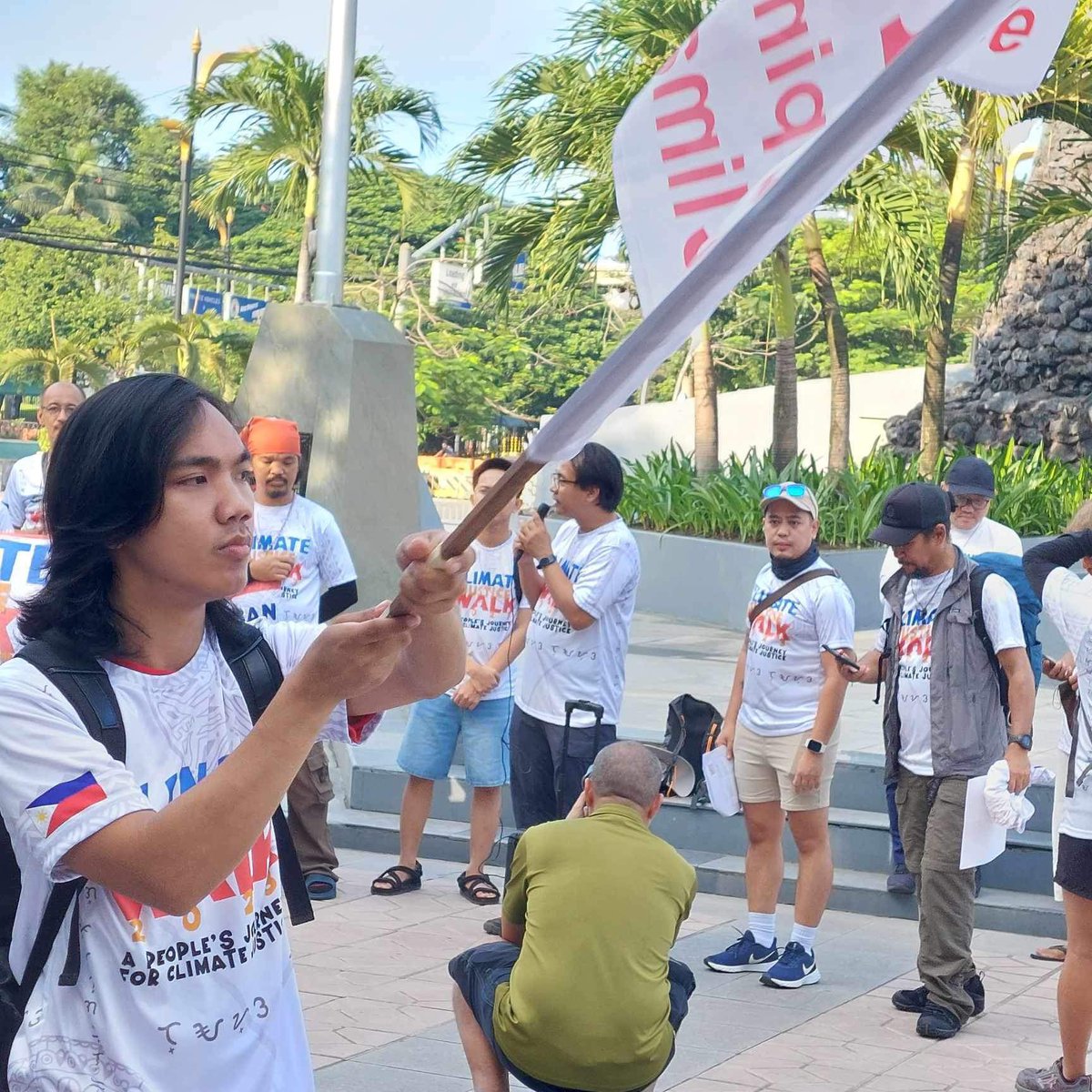 cjmovement_ph's tweet photo. Forty climate advocates were sent out to a 30-day walk from Rizal Park (Manila) to Tacloban City, Leyte to commemorate the tenth year anniversary of Typhoon Yolanda (Haiyan) on Sunday at the Liwasang Bonifacio in Manila.
#ClimateWalk https://t.co/MJpSmV4bJ7
