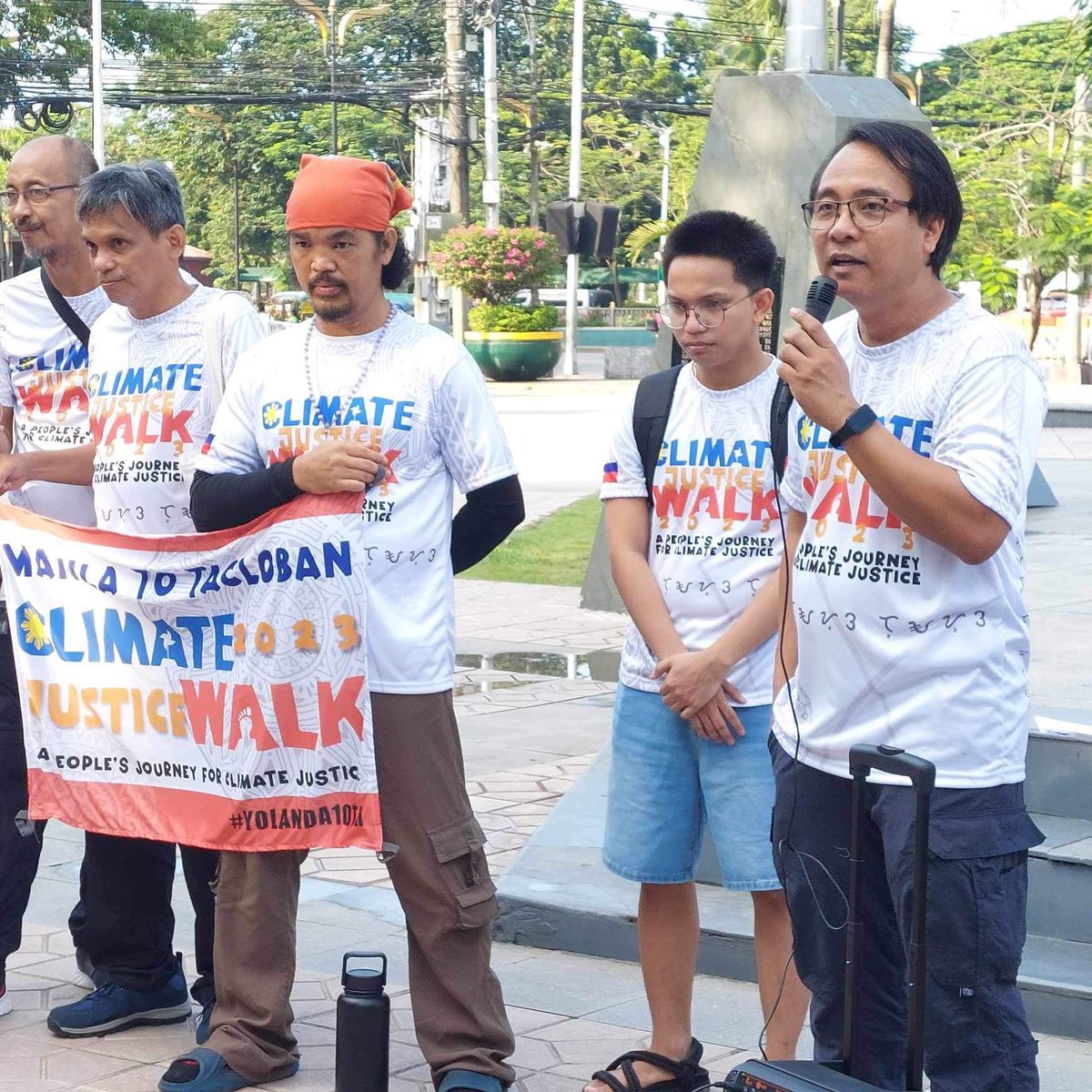 cjmovement_ph's tweet photo. Forty climate advocates were sent out to a 30-day walk from Rizal Park (Manila) to Tacloban City, Leyte to commemorate the tenth year anniversary of Typhoon Yolanda (Haiyan) on Sunday at the Liwasang Bonifacio in Manila.
#ClimateWalk https://t.co/MJpSmV4bJ7