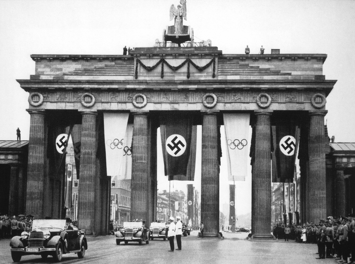 87 años de diferencia entre ambas fotos. Es impresionante lo que puede cambiar una sociedad en tan poco tiempo.