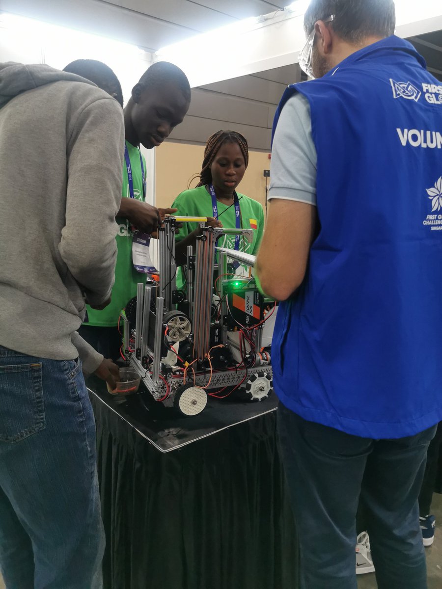 🇧🇯Dernier checking à l'hôpital #RobotHospital du <a href="/F1RSTglobal/">FIRST Global</a>
Challenge 2023.
Vérification des dimensions du robot, des composants utilisés, fonctionnement des moteurs et bactérie, logiciel de contrôle du robot.
Le robot ne doit pas dépasser 50/50cm.

#fgc2023singapore #FGBOR