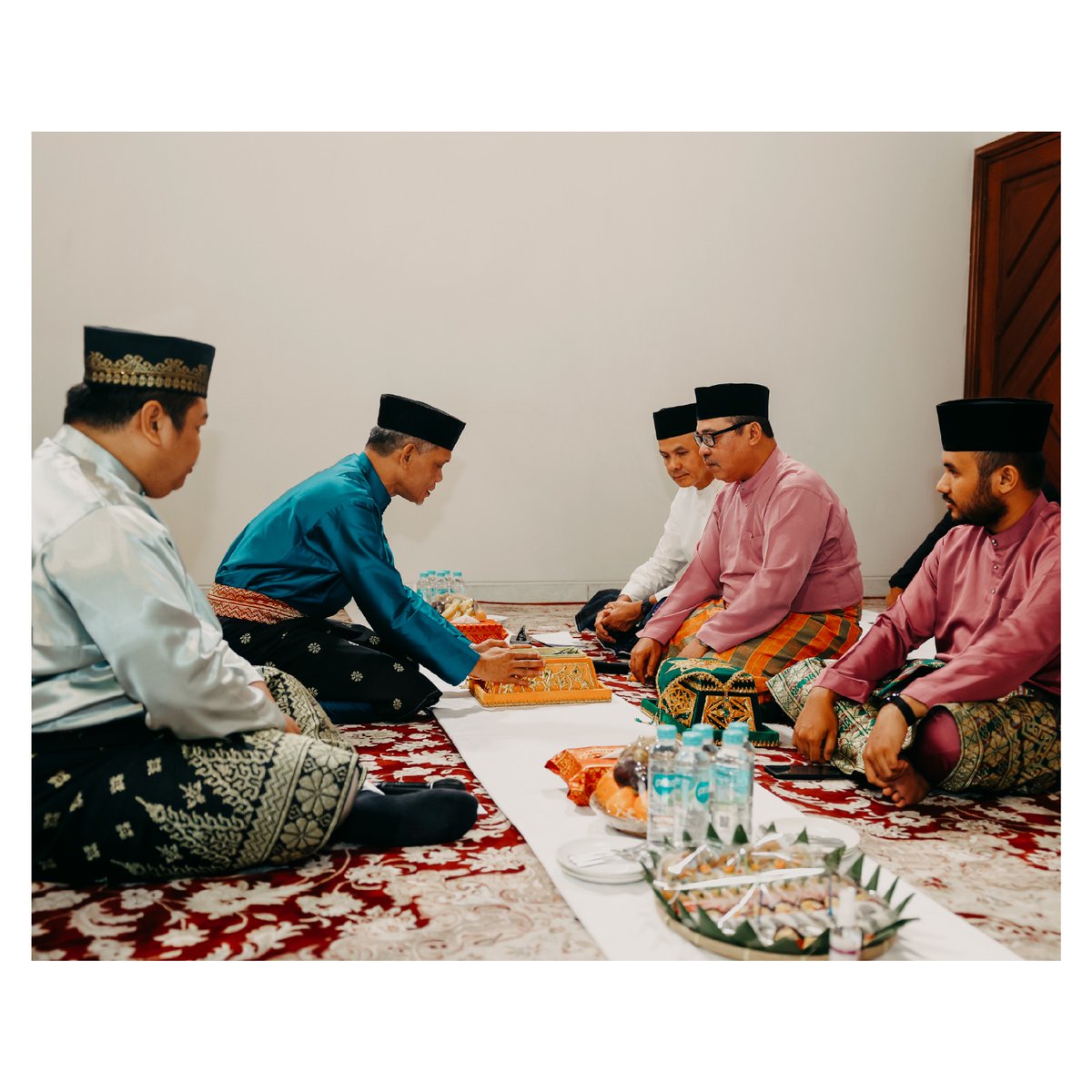 Indonesia akan selalu terjaga karena kuatnya tradisi dan budaya. Merasa terhormat sekali menerima Tepak Sirih ini. Sebuah simbol berkumpulnya hal-hal baik dalam satu wadah. Terimakasih saudara-saudaraku Lembaga Adat Melayu Riau. 🇮🇩