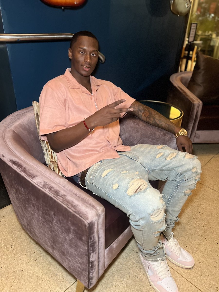 DatBoaCertified's tweet photo. 25 at midnight. A nigga like me just blessed to be here.🖤 https://t.co/Bph4CVnl0L