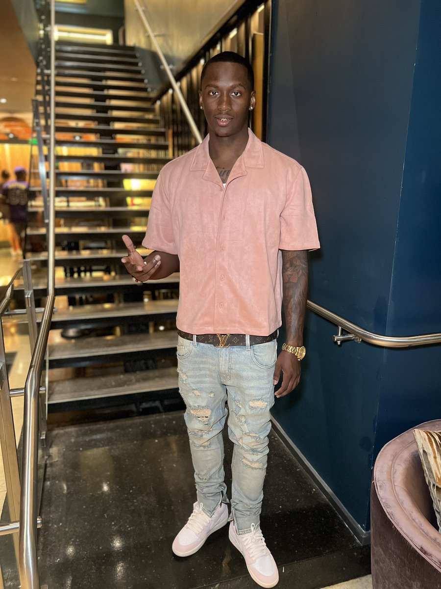 DatBoaCertified's tweet photo. 25 at midnight. A nigga like me just blessed to be here.🖤 https://t.co/Bph4CVnl0L