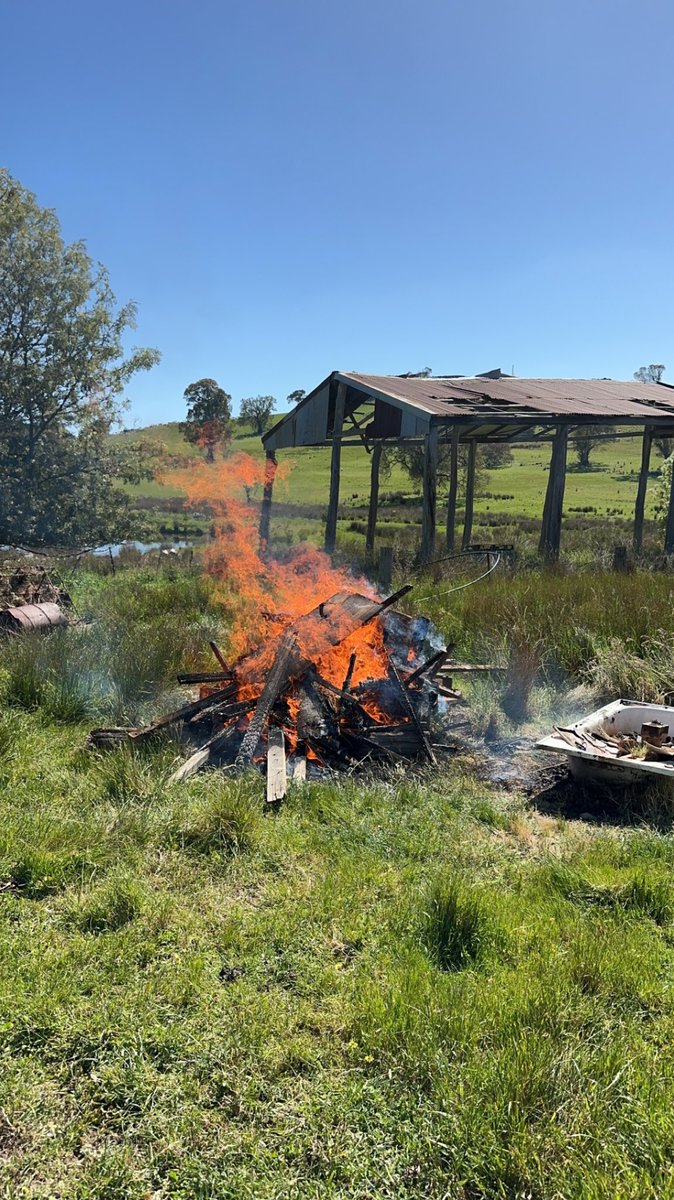 _Dans_World's tweet photo. Fire 🔥 cleaning up!
#SuttonGrange #Farm #RuralProperty #CountryVic #fire https://t.co/3Cr3iUi9HU