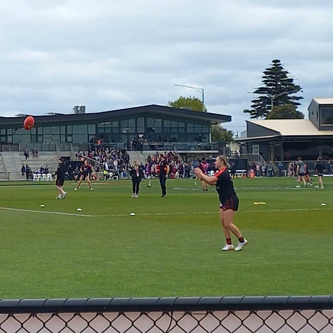 geoff_wake's tweet photo. Go bombers! #AFLWDonsCats https://t.co/hsEE4l8y5Q