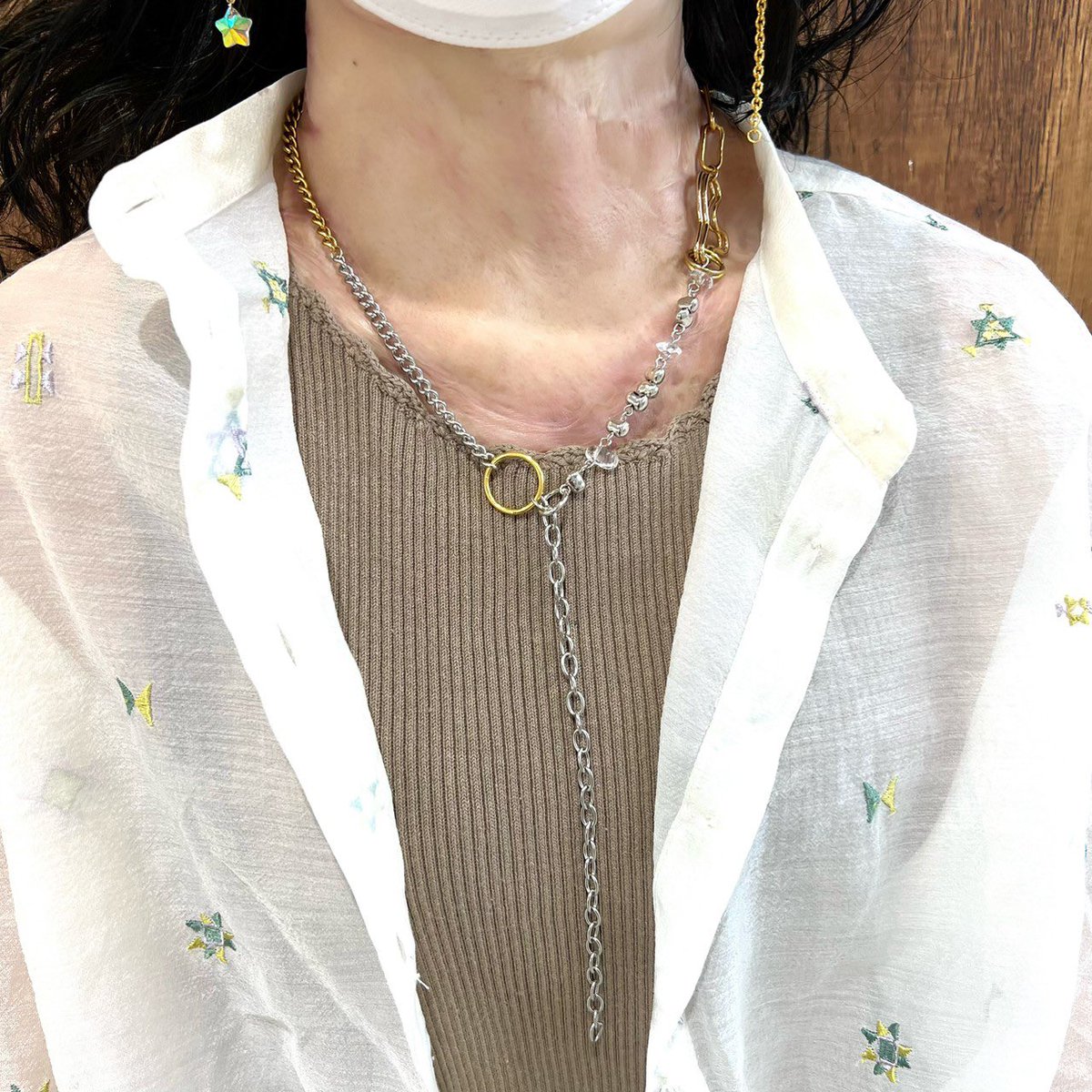 .
【👒 お客様スナップ 💍】
本日はお客様ネックレスコーデをご紹介いたします✨
前回に引き続き盛り盛りカスタムしてくれました！！
GOLD×SILVER×クリアとってもお似合いです🥹🔥
ニュアンスチャームを2連にしてカチッとで留めている
ところ天才的👏👏👏