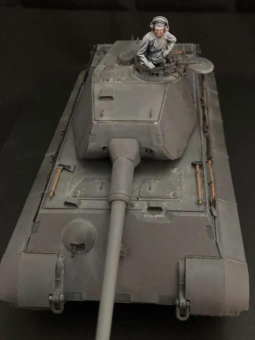 Tiger IIの続き・・・OVMの色塗って田宮さんも肌色塗ってみた人物乗せると重戦車の大きさがわかりやすい 