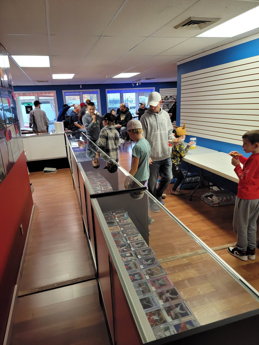 UndergroundBrks's tweet image. Thanks everyone! What an event! We had no idea what to expect, but we hope you had a great time!

I tried to personally thank everyone for coming, if I missed you, I apologize!

Big congrats to PJ who hit a Spencer Strider rookie autograph from our free trade night break!

If you…