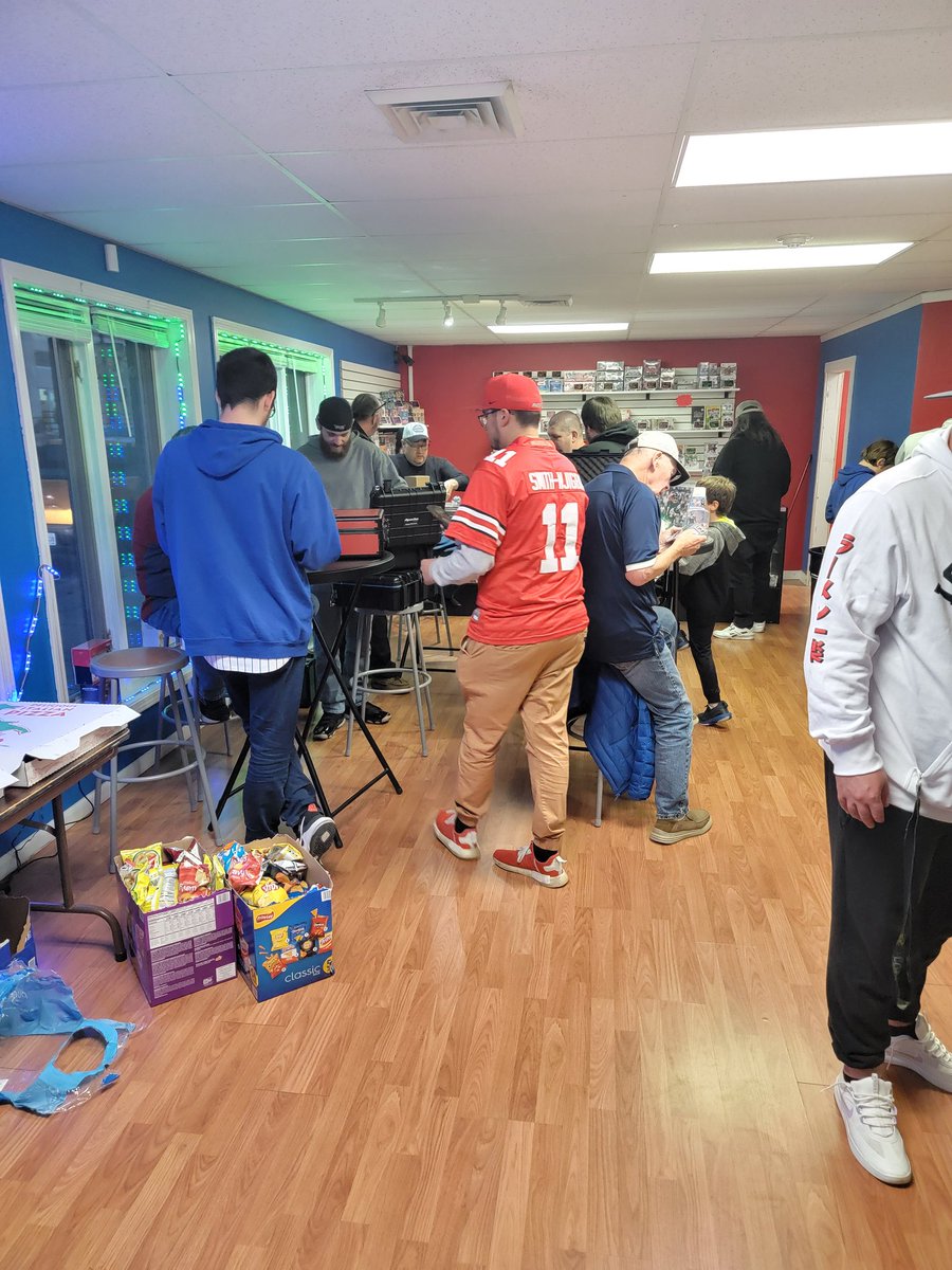 UndergroundBrks's tweet image. Thanks everyone! What an event! We had no idea what to expect, but we hope you had a great time!

I tried to personally thank everyone for coming, if I missed you, I apologize!

Big congrats to PJ who hit a Spencer Strider rookie autograph from our free trade night break!

If you…