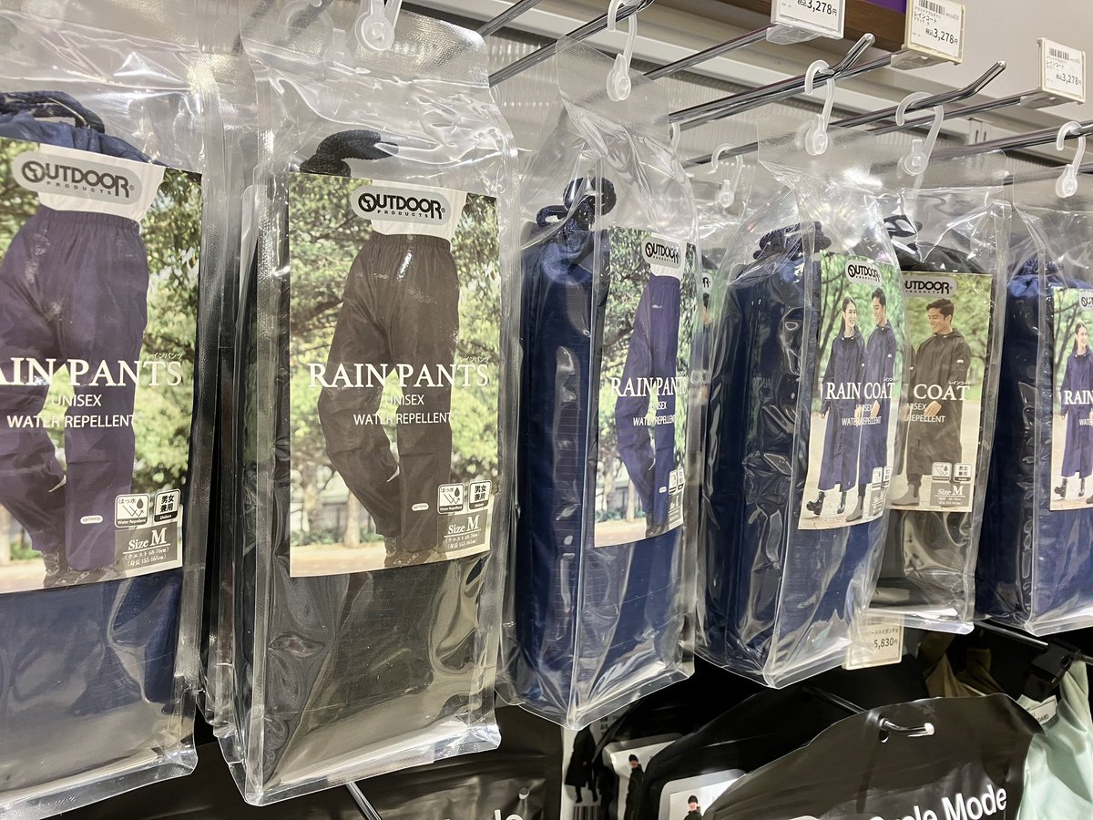 Hands_Umeda's tweet photo. 人気のアウトドアプロダクツのレインコートに黒色が入荷しました♪
ベーシックな仕様なのでどなたでも着用しやすく動きやすい設計😁
大きさはMとLサイズをご用意!
パンツタイプのみの販売もあります。
定番のネイビー色も!
(11Fなか)
#レインコート #utdoor #アウトドアプロダクツ #レインギア https://t.co/OEhZ82h1w3