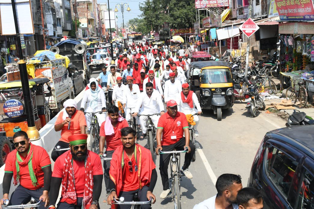 AbhishekA2Y's tweet photo. शरीफ़ों की चुप्पी और गोदी मीडिया का हल्ला भाजपा सरकार के अन्याय में पूर्ण सहयोग कर रहा है।

समाजवादी साइकिल यात्रा, फ़रेंदा, महाराजगंज। https://t.co/PjJG9EeARd