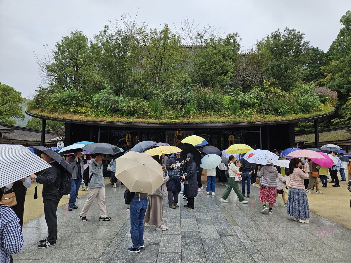 kafaak's tweet image. มาศาลเจ้า Dazaifu Tenmangū ไม่รู้ประวัติศาสตร์ของเขาหรอกนะ เดินตามไกด์ไม่ทัน อยากรู้ว่ามันคืออะไร เปิด Wikipedia เอาเน้อ มากับคุณน้าอีกคนที่ซื้อทัวร์ไฟไหม้มาคนเดียว เลยให้เขามาร่วมทีมกะผมและภรรยา จะได้ช่วยดูกัน ช่วยกันถ่ายรูปด้วย

#triptwt