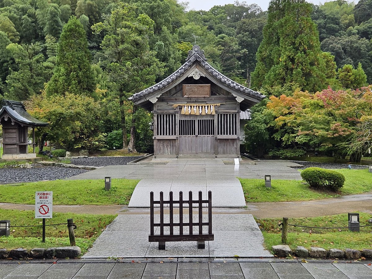 kafaak's tweet image. มาศาลเจ้า Dazaifu Tenmangū ไม่รู้ประวัติศาสตร์ของเขาหรอกนะ เดินตามไกด์ไม่ทัน อยากรู้ว่ามันคืออะไร เปิด Wikipedia เอาเน้อ มากับคุณน้าอีกคนที่ซื้อทัวร์ไฟไหม้มาคนเดียว เลยให้เขามาร่วมทีมกะผมและภรรยา จะได้ช่วยดูกัน ช่วยกันถ่ายรูปด้วย

#triptwt