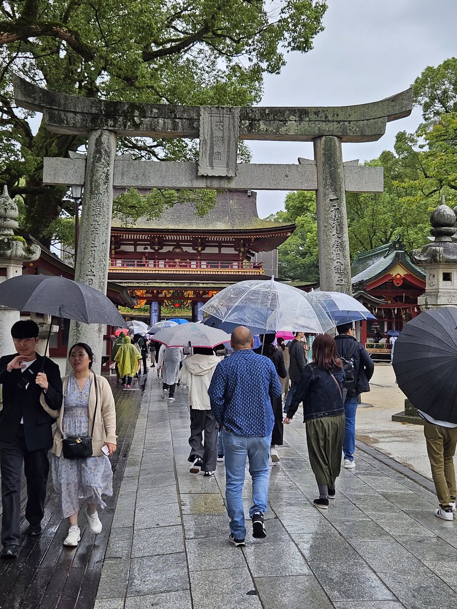 kafaak's tweet image. มาศาลเจ้า Dazaifu Tenmangū ไม่รู้ประวัติศาสตร์ของเขาหรอกนะ เดินตามไกด์ไม่ทัน อยากรู้ว่ามันคืออะไร เปิด Wikipedia เอาเน้อ มากับคุณน้าอีกคนที่ซื้อทัวร์ไฟไหม้มาคนเดียว เลยให้เขามาร่วมทีมกะผมและภรรยา จะได้ช่วยดูกัน ช่วยกันถ่ายรูปด้วย

#triptwt