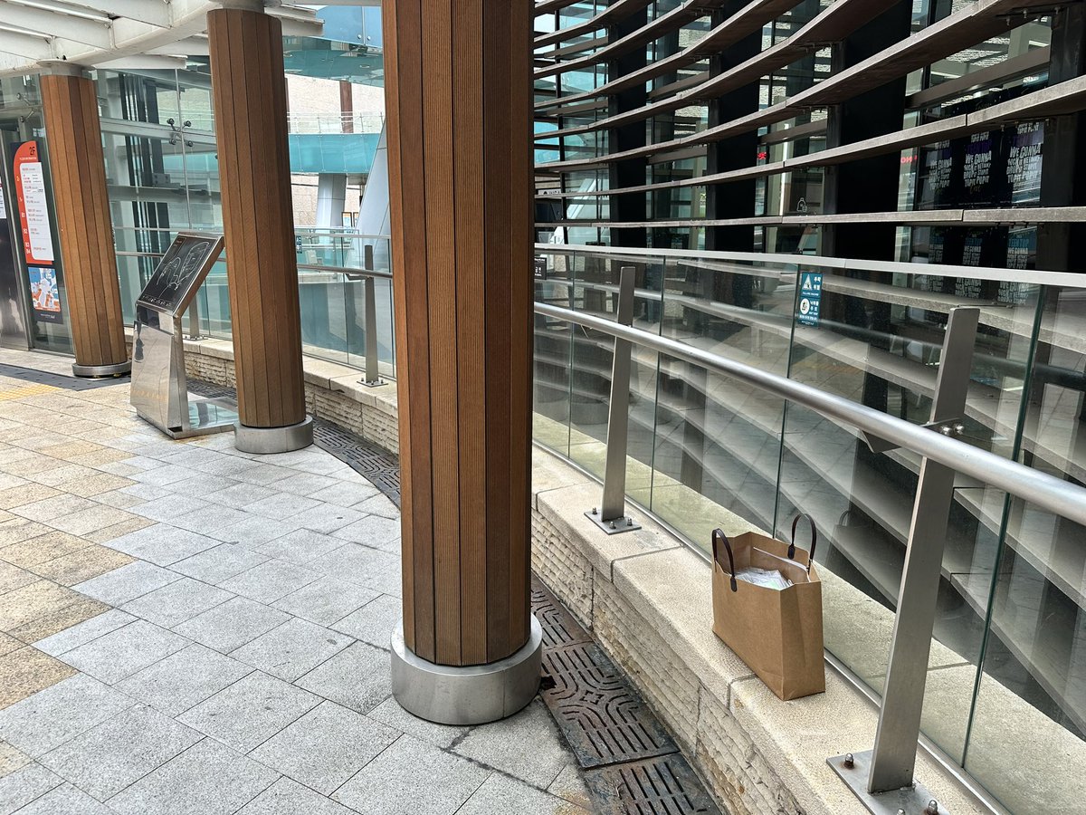 도무송 위치 올립니다! 가방 하나가 없어져서 박스 통채로 둡니다 ㅋㅎㅋㅎ많이 가져가세요!! 그리고 어제 집게삔이랑 간식 감사합니다🫶🏻