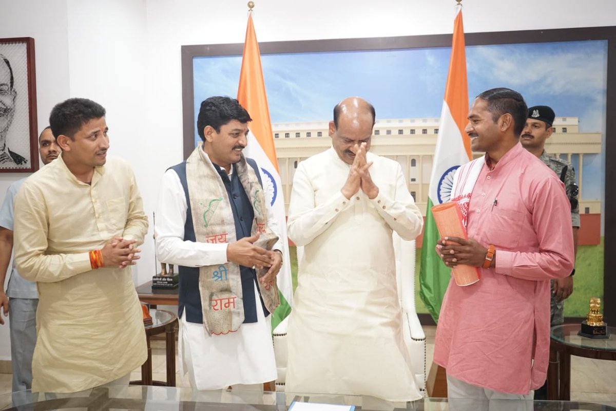 RoopSinghSoory1's tweet photo. आज #दिल्ली में #लोकसभा_अध्यक्ष श्रीमान @ombirlakota जी से सौजन्य भेंट 
 #छबड़ा_छिपाबडोद_विधानसभा_क्षेत्र
🚩छबड़ा मांगे परिवर्तन✌️
@BJP4India @BJP4Rajasthan 
@narendramodi @PMOIndia 
@AmitShah @JPNadda @chshekharbjp
@DrSatishPoonia @cpjoshiBJP @Bjp4Baran https://t.co/w3e2Ug617S