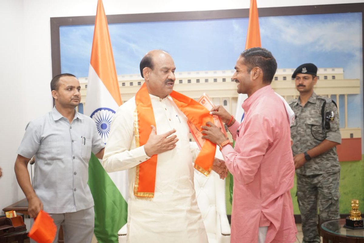 RoopSinghSoory1's tweet photo. आज #दिल्ली में #लोकसभा_अध्यक्ष श्रीमान @ombirlakota जी से सौजन्य भेंट 
 #छबड़ा_छिपाबडोद_विधानसभा_क्षेत्र
🚩छबड़ा मांगे परिवर्तन✌️
@BJP4India @BJP4Rajasthan 
@narendramodi @PMOIndia 
@AmitShah @JPNadda @chshekharbjp
@DrSatishPoonia @cpjoshiBJP @Bjp4Baran https://t.co/w3e2Ug617S