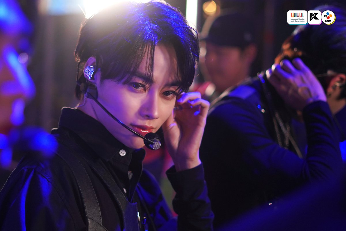 kconsaudiarabia's tweet photo. [#KCONSAUDIARABIA2023] 
BACKSTAGE BEHIND - DAY2

Putting the final touches for SHOW❤️‍🔥🔥

💚10/6 ~ 10/7
✨Let’s #KCON ! https://t.co/QPm6yqDxvv