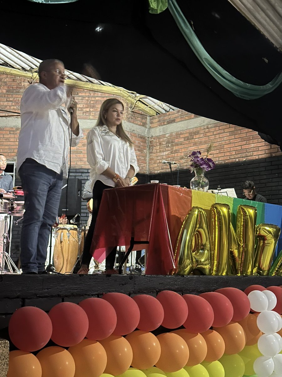 La18amigosdeLo1's tweet photo. ¡MUCHAS GRACIAS! @ConcejalTania @diegomosqueramo @normahurtados por acompañarnos en este evento que fue con todo cariño y corazón, para ustedes, por nuestra #COMUNA18 En especial; Gracias a nuestra futura gobernadora @DilianFrancisca ¡Gracias por el apoyo y cuenten con nosotros! https://t.co/EExn9cqxs7
