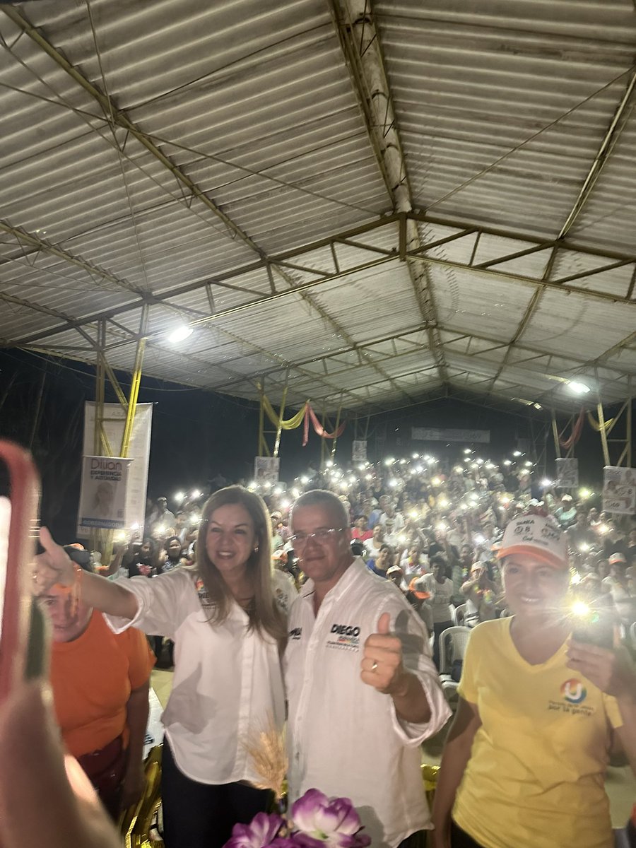 La18amigosdeLo1's tweet photo. ¡MUCHAS GRACIAS! @ConcejalTania @diegomosqueramo @normahurtados por acompañarnos en este evento que fue con todo cariño y corazón, para ustedes, por nuestra #COMUNA18 En especial; Gracias a nuestra futura gobernadora @DilianFrancisca ¡Gracias por el apoyo y cuenten con nosotros! https://t.co/EExn9cqxs7