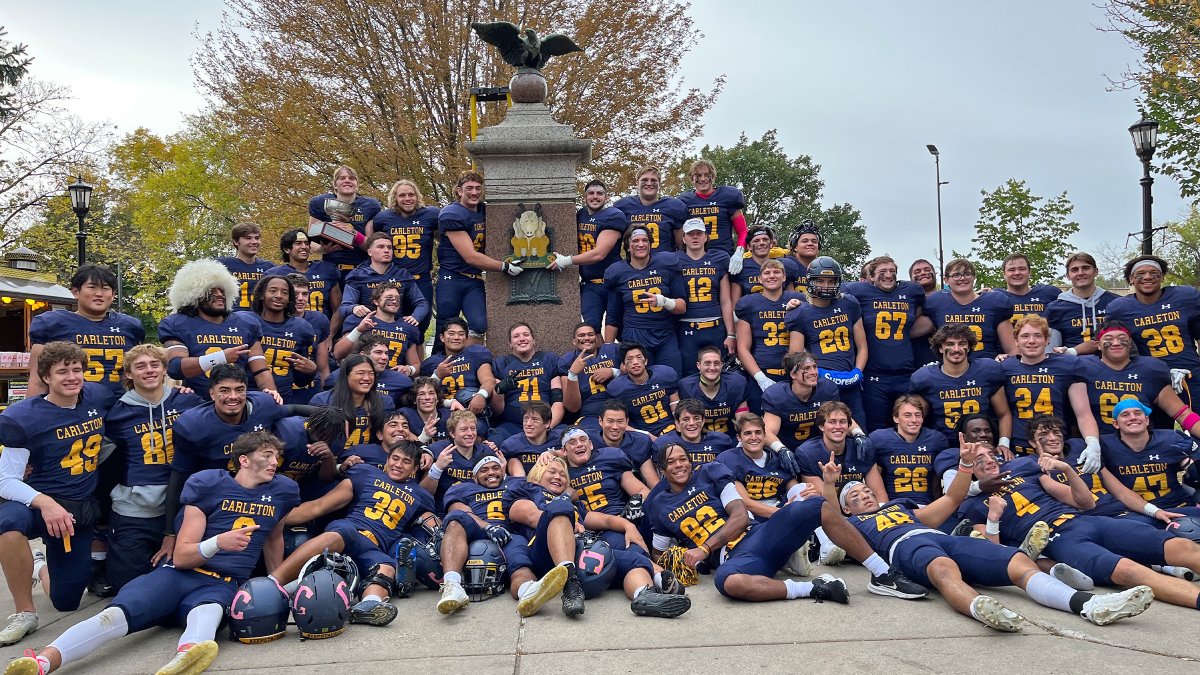 .@carletonfb keeps the Goat Trophy after a 33-31 Homecoming victory over St. Olaf! The Knights took the lead on Merkelbach's 30-yard field goal with 23 seconds left. Carleton (5-0) remains the only undefeated team in the MIAC.
Recap: ow.ly/7HFM50PUiTN
#d3fb