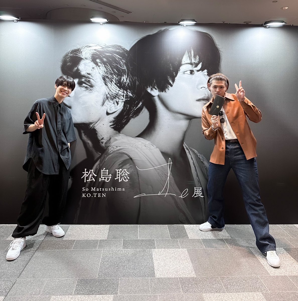 KO_exhibition's tweet photo. 皆さんおはようございます☕️松島です。

アートは人を繋ぐ最強のツールですね。この日LEOくんがくれた温かい言葉の数々で一歩前進できました。礼節あるお人柄の良さと王のように周りから信頼や尊敬をされる人間性の高さが大好きです。ありがと。

#コ_展
#KO_TEN
#SexyZone
#松島聡
#上村礼��
#BEFIRST https://t.co/KgaJbvwKQc