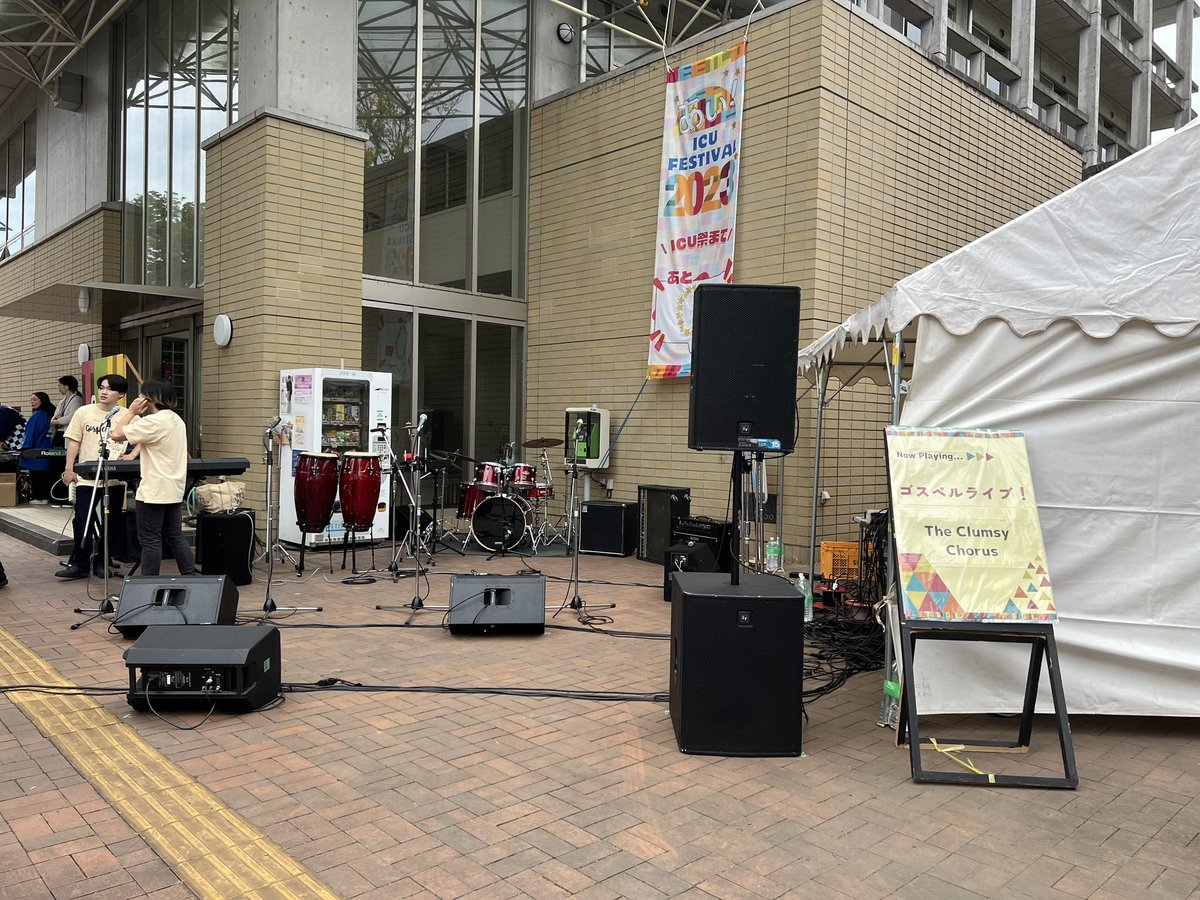 ICU_clumsy's tweet photo. 本日、12:45〜『ゴスペルライブ！』
D館西棟前広場にて

#国際基督教大学 #icu #ゴスペル #学祭 https://t.co/OQjBi7xAhl