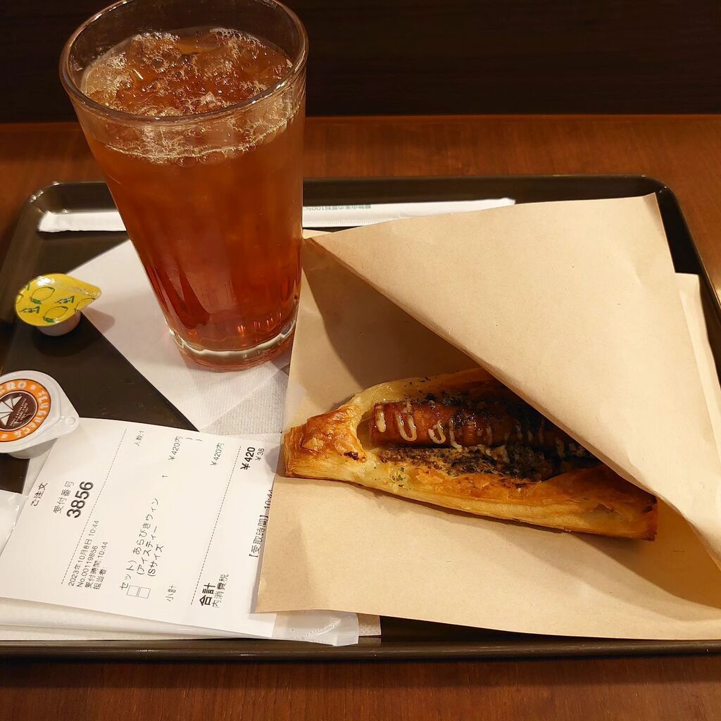 takephoto's tweet photo. 早めの #ランチ #ジューシーあらびきウインナーデニッシュ #アイスティー #denish #sausage #icedtea #tea #saintmarccafe #lunch #japanesefood #instafood #昼食 #昼ご飯 #昼ごはん #昼飯 https://t.co/be8kGeOJ0u
