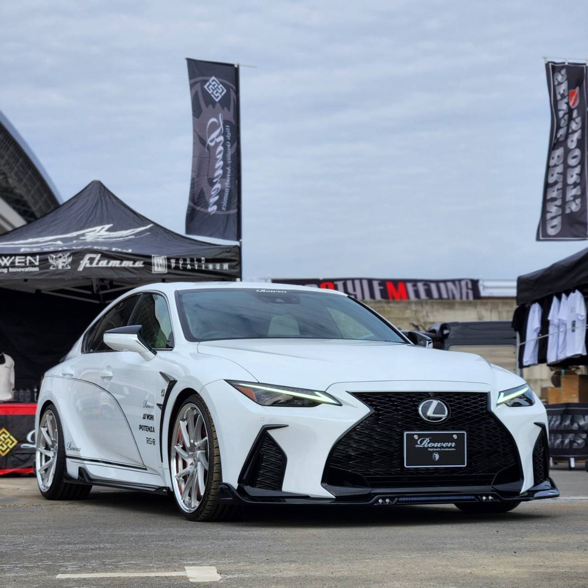 ROWEN_JAPAN's tweet image. VIPSTYLE MEETING スタートしました☁️
LEXUS SEDANのみエントリーの100台😉

閉幕まで雨が降らないことを祈りまーす(_ _)

#Rowen #VIPCAR #VIPSTYLEMEETING
