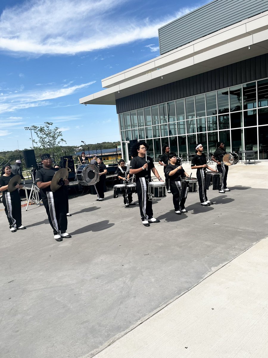 ThaEducaTORR's tweet photo. Guess what I got to do today? Hangout with some of The Pride of the @EastsideECHS! The Panther Drumline welcomed visitors to our campus and the Tech for All Fest! @andrew_k_bailey @CKenderEDU @EdCo810 #EastsidePride #PawsUp https://t.co/Ez07XKSaer
