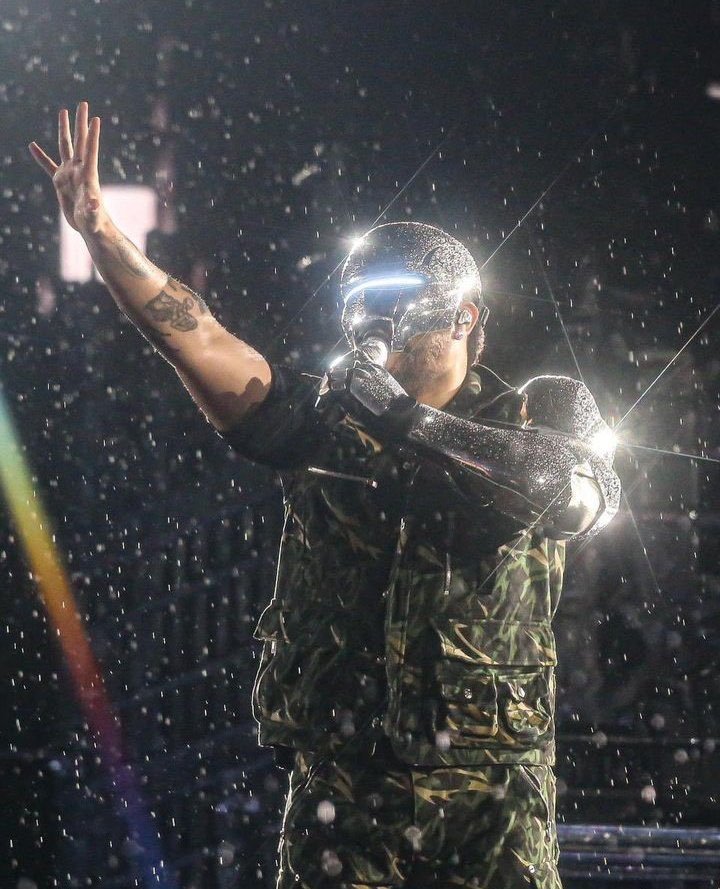 o cara fez 42 músicas embaixo de chuva o show inteiro, the weeknd vc é foda
