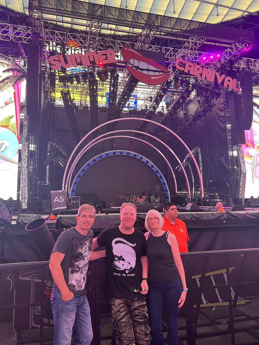 JunkyJeff's tweet photo. Ready to party with two of my favorite friends all the way from the UK.
Paul &amp; Lindsay.❤️

Oh and @Pink too, of course❤️
Lets go!🤘🏻🥳 https://t.co/V6vxdiVAUu