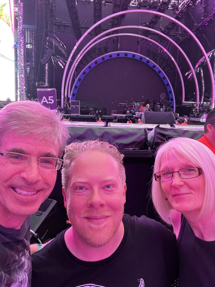 JunkyJeff's tweet photo. Ready to party with two of my favorite friends all the way from the UK.
Paul &amp; Lindsay.❤️

Oh and @Pink too, of course❤️
Lets go!🤘🏻🥳 https://t.co/V6vxdiVAUu