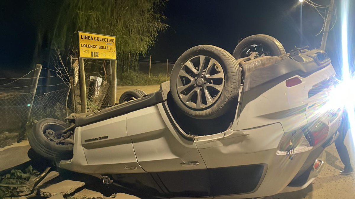 fdo2000's tweet photo. 🔴 Último Minuto
Persecución desde Vitacura hacia la Ruta 68 termina en grave accidente de tránsito, vehículo cherokee blanca termina volcando en Cruce María Pinto en Curacavi,preliminarmente habrían 2 delincuentes muertos, en desarrollo @biobio @chile_accidente @Pabl0Manzanares https://t.co/jNfllEUBcu