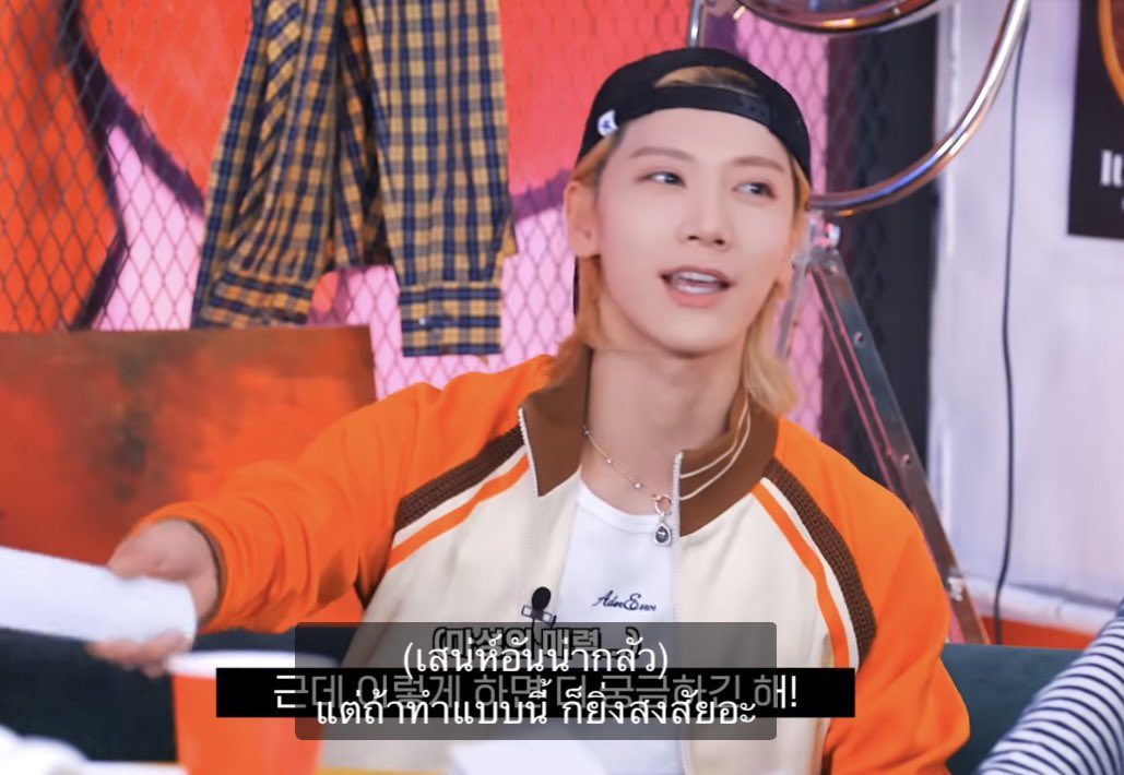 ptnnunesn's tweet photo. เอ้าาา เราเพิ่งเข้าใจ หรือเขาเข้าใจกันหมดละอะ ดูรายการแล้วพิธีกรพูดถึงเรื่องที่โดยอง Flirted ในบับเบิ้ลแล้วจองอูก็บอกว่าพี่เป็น Fox นี่น่าคือ Fox หมายถึงคนที่แบบค่อนข้าง Flirted หรอ ละนี่ไปนึกถึงที่เตนบอกโดยองเป็น Foxyนิมอะ5555555555 คือเตนจะบอกว่าโดยองเจ้าชู้? หรือจีบหรอ แต่โดยองไม่ได้จีบเตนเลยนะที่แต่งกลอนกันอะ55555555555 มัน Foxyยังไงอะเตนนน 😂