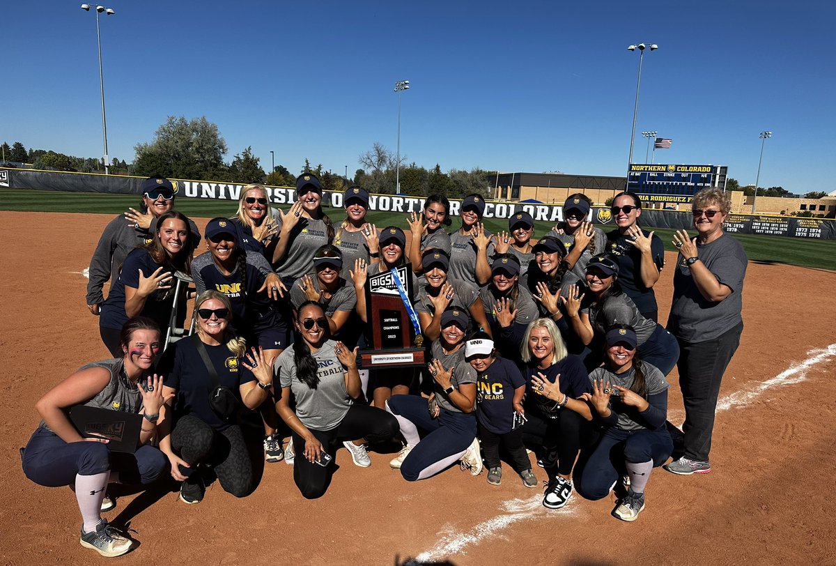 UNC_BearsSB's tweet photo. &amp; the LADIES responsible for bringing it home! https://t.co/A0lGu6o0Xa