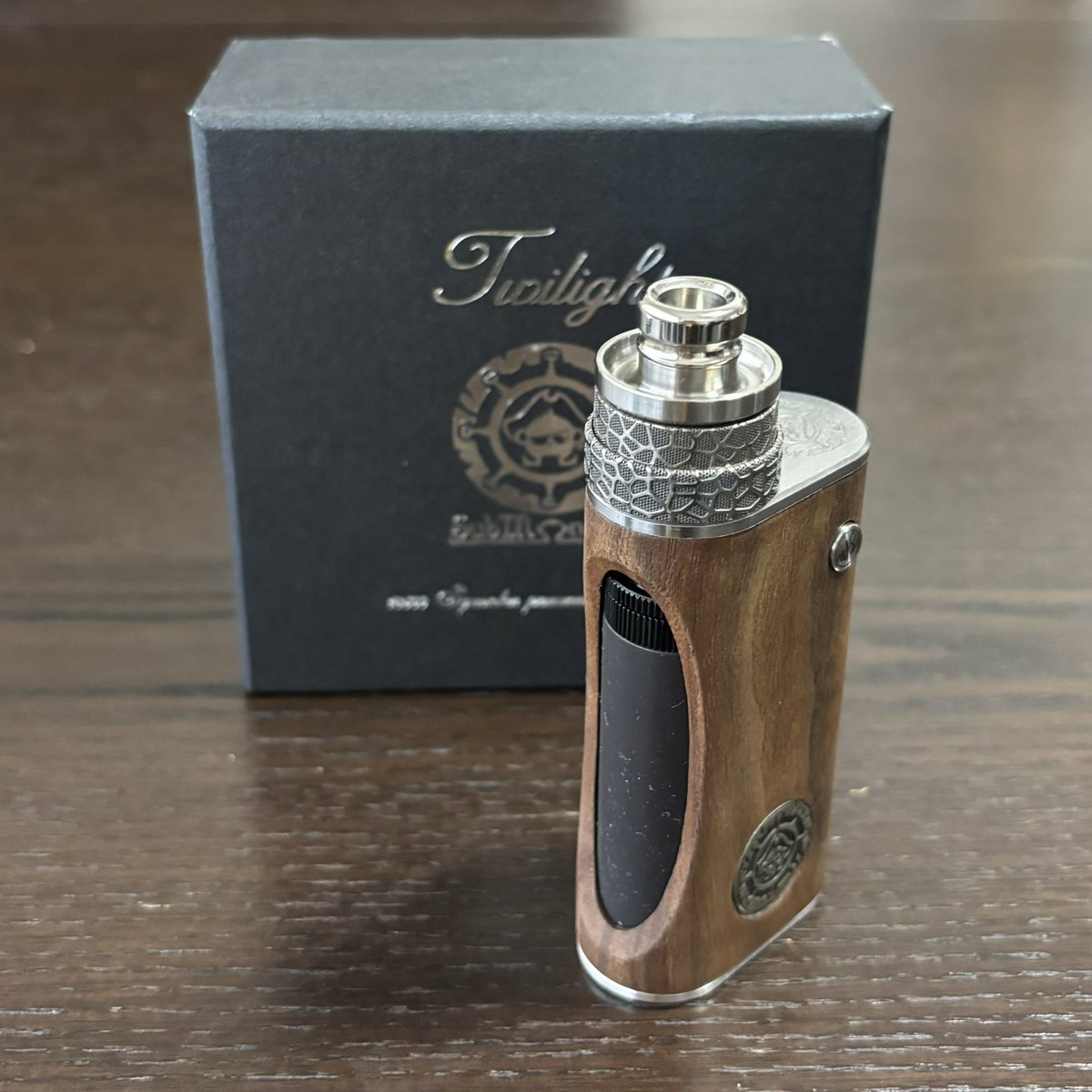 SeyVapor's tweet photo. RWさんに@RiverWoodLSarmy 
譲ってもらった『SubMΩnkey Twilight』と
ANTIQUITY v2 RDA😊到着しました。
ありがとうございます。
何故か写真はMonarchy P22 rdaと撮影してますが
P22との相性も良さそうです。
ドリップチップの色が…😅

そして先日届いた
DIVA VAPさんのCAP&beauty ringをANTIQUITY v2 RDAに付けてメチャカッコ良い👍✨✨

所で替えのスコンクボトルは…どちらで買えば良いのか…？
検索する楽しみが増えました😅
