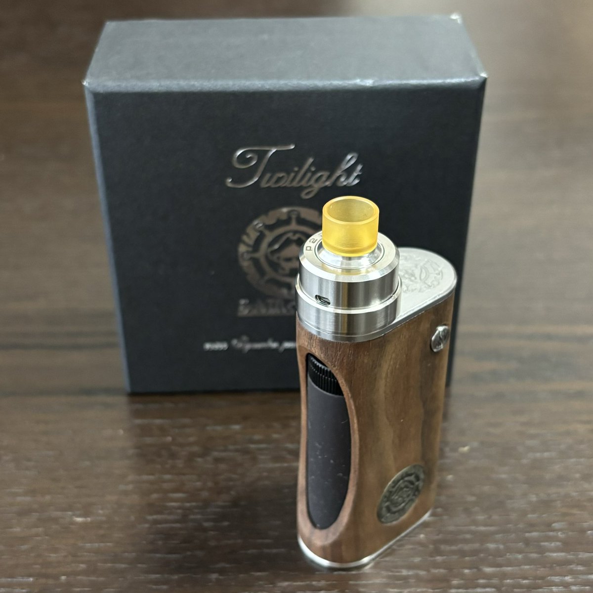 SeyVapor's tweet photo. RWさんに@RiverWoodLSarmy 
譲ってもらった『SubMΩnkey Twilight』と
ANTIQUITY v2 RDA😊到着しました。
ありがとうございます。
何故か写真はMonarchy P22 rdaと撮影してますが
P22との相性も良さそうです。
ドリップチップの色が…😅

そして先日届いた
DIVA VAPさんのCAP&beauty ringをANTIQUITY v2 RDAに付けてメチャカッコ良い👍✨✨

所で替えのスコンクボトルは…どちらで買えば良いのか…？
検索する楽しみが増えました😅