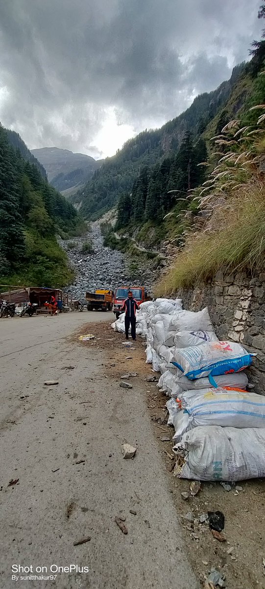 iPradeepSangwan's tweet photo. Approx 280 bags of mainly plastic waste 

Concluding our Pilgrimage for a purpose 

Every year it’s a new learning at high altitude 

Manimahesh Yatra 

Thank you @DCChamba for the love, strength &amp; support https://t.co/0MWVmE4rNJ