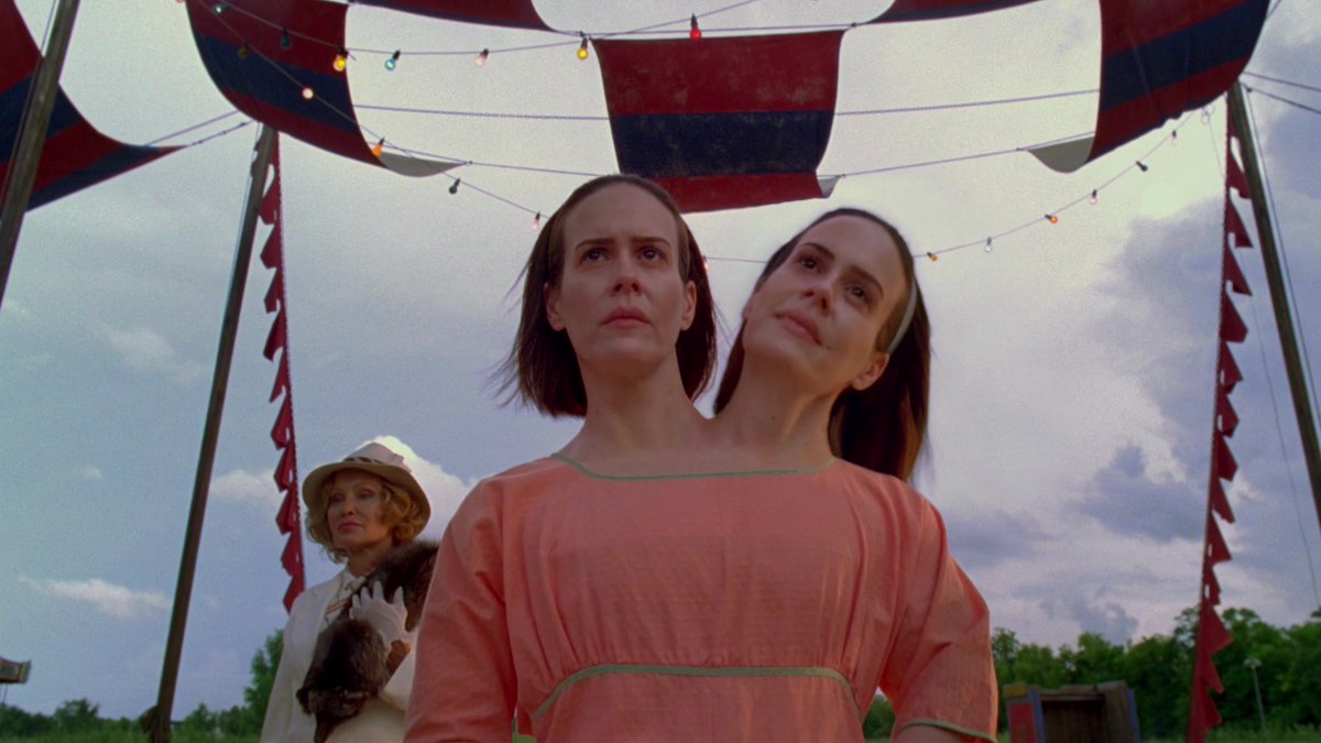 BraSarahPaulson's tweet photo. Um marco na carreira! Há 9 anos, Sarah Paulson dava vida às gêmeas siamesas Bette e Dot Tattler em American Horror Story: Freak Show. https://t.co/vbub2LSMbM