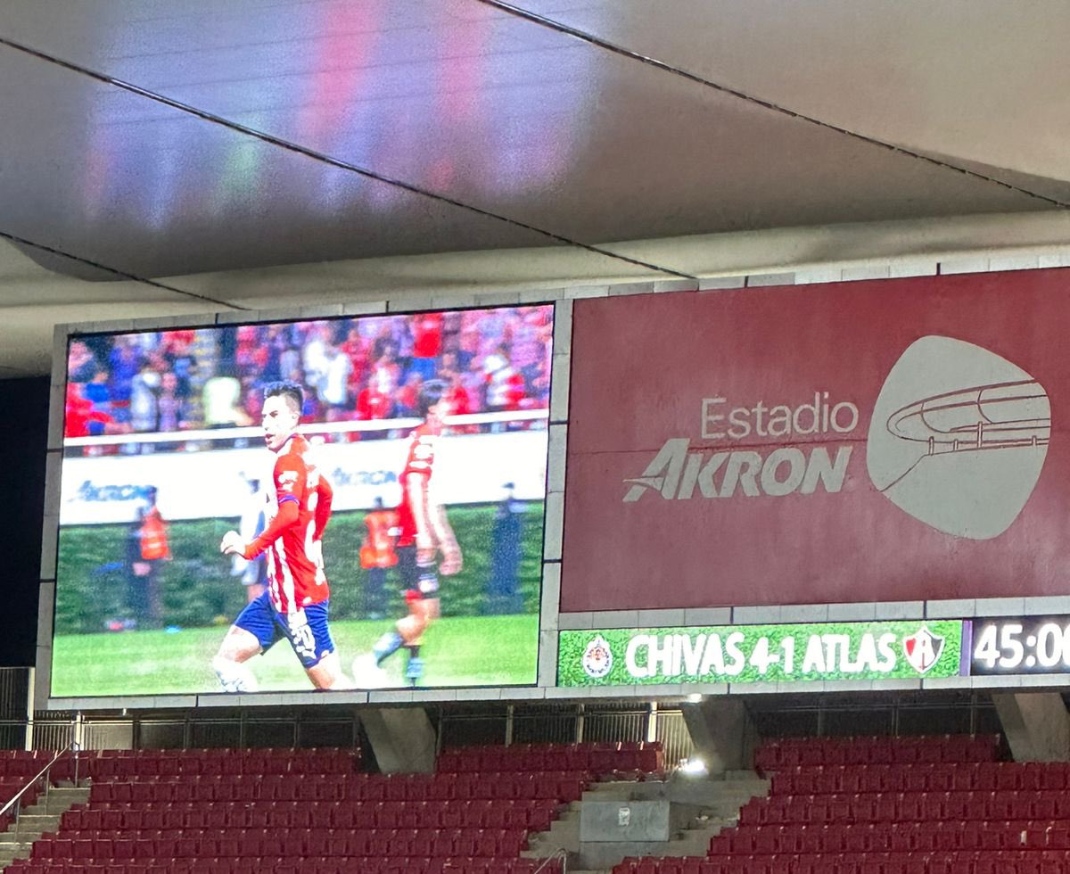 OmarVV9's tweet photo. Fui a la papelería a pedir un marcador de los que no se borran.

Se los regalo 🎁 

Buena @Chivas 🐐🇦🇹 https://t.co/4dF7rVFhrY